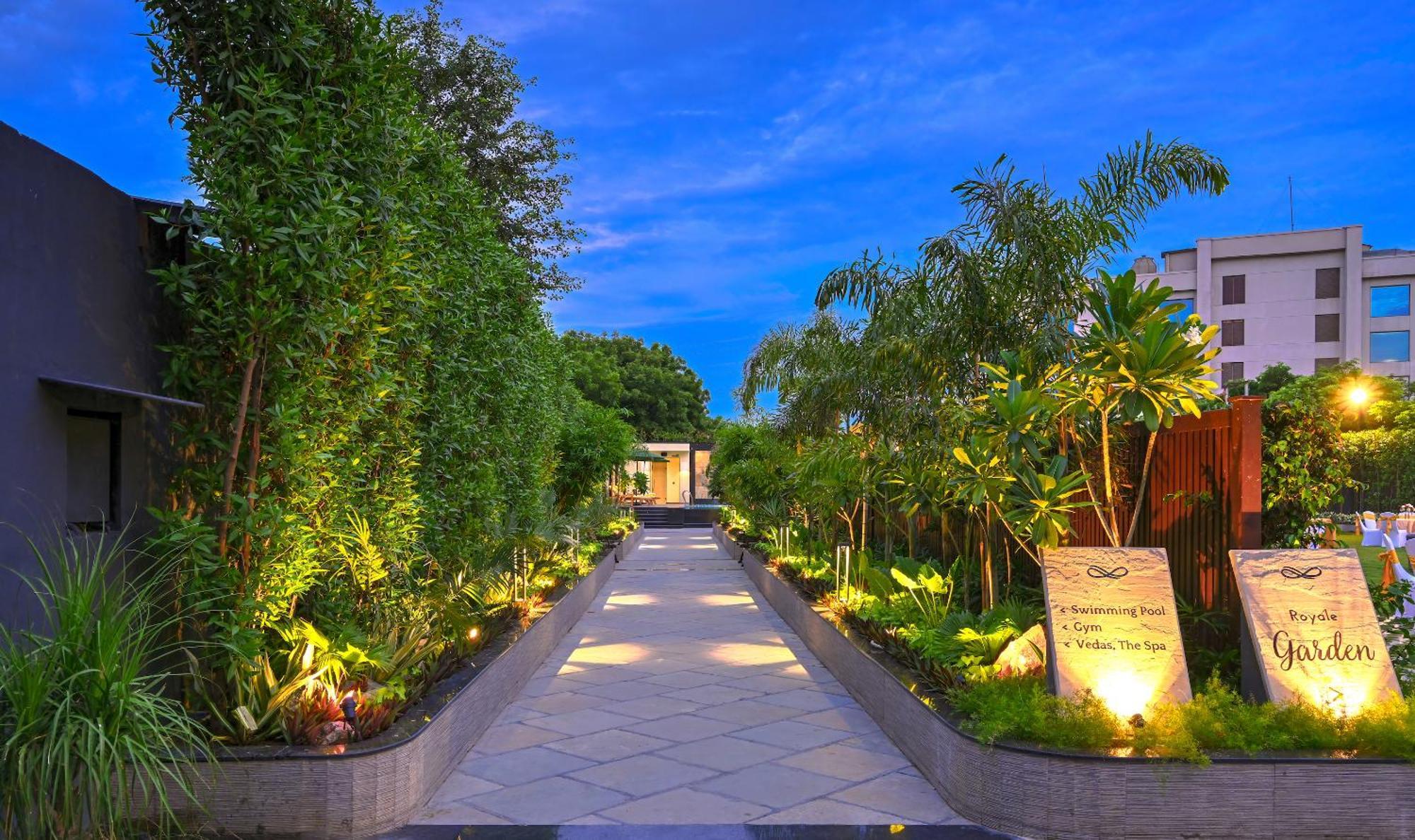 Royale Sarovar Portico Agra Agra  Εξωτερικό φωτογραφία
