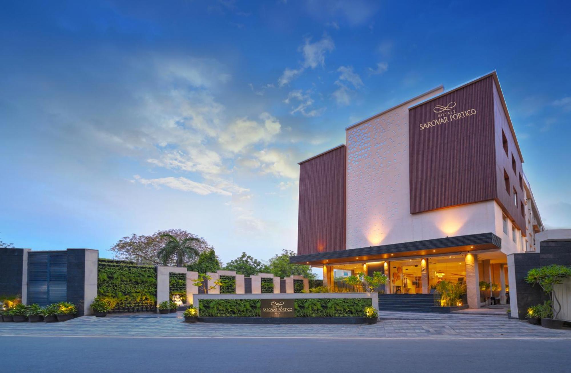 Royale Sarovar Portico Agra Agra  Εξωτερικό φωτογραφία